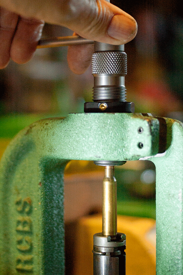 Tighten the collet around the bullet with the bar.